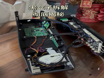 澳门“黑盒子”风波：现场玩家高呼“打开黑盒”，工作人员硬撑到保安司法赶到当时牌桌一度引起围观，现场玩家情绪激动，不断高呼：“打开黑盒子！