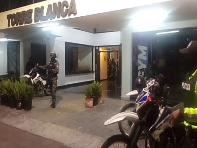 厄瓜多尔基多端掉跨国敲诈呼叫中心，逾百人涉入，中国籍老板等10人被捕近日，厄瓜多尔内政部公布基多一宗跨国敲诈呼叫中心案件。